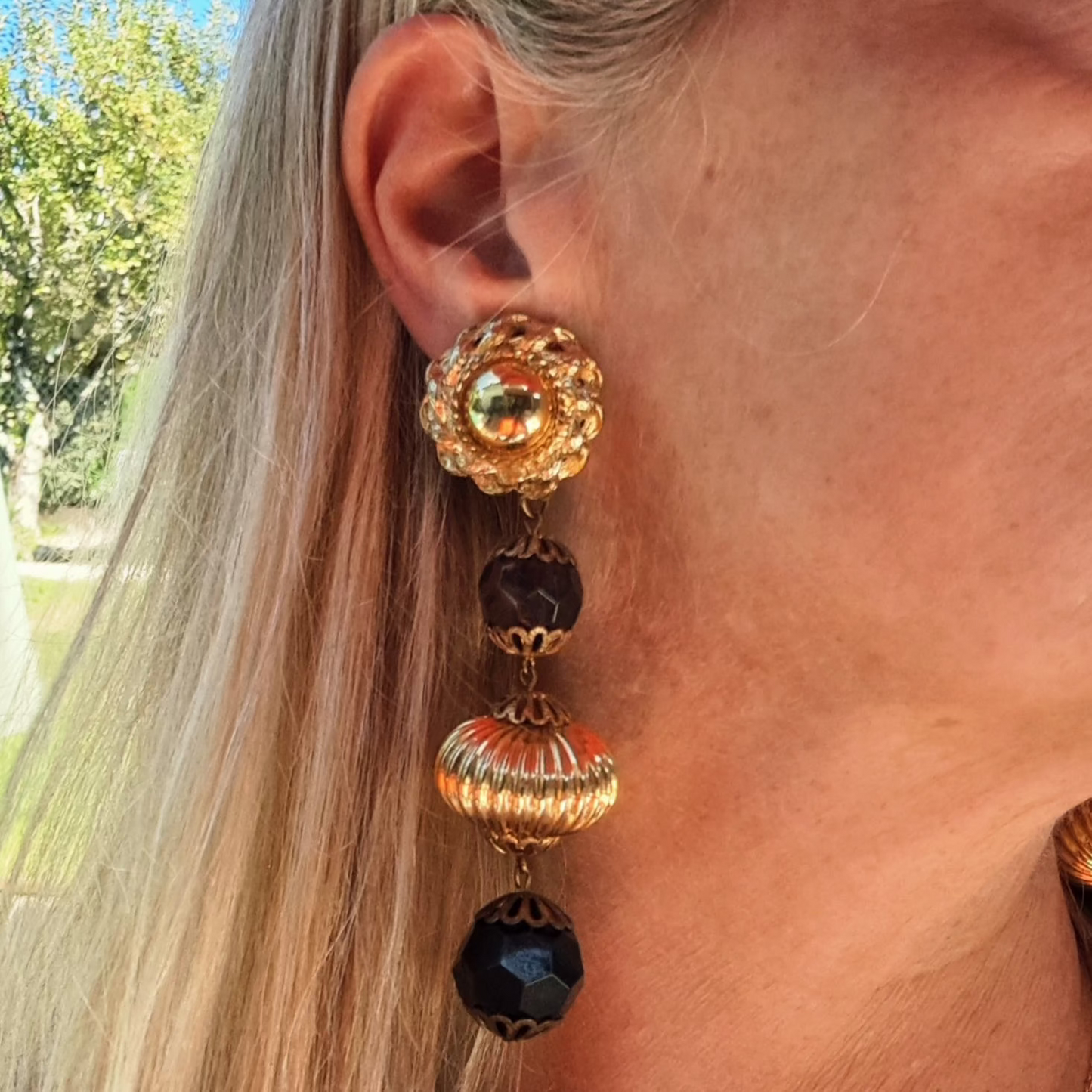 Clips d'Oreilles Chandelier Vintage Or Sculptural et Perles Noires Profondes